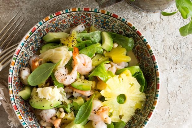 Salad with shrimp, avocado and pineapple