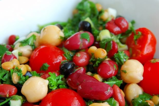 Bean salad with canned tomatoes 