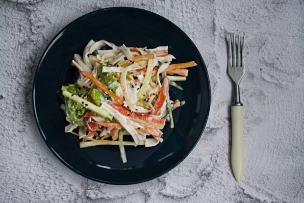 Crab salad with green algae 