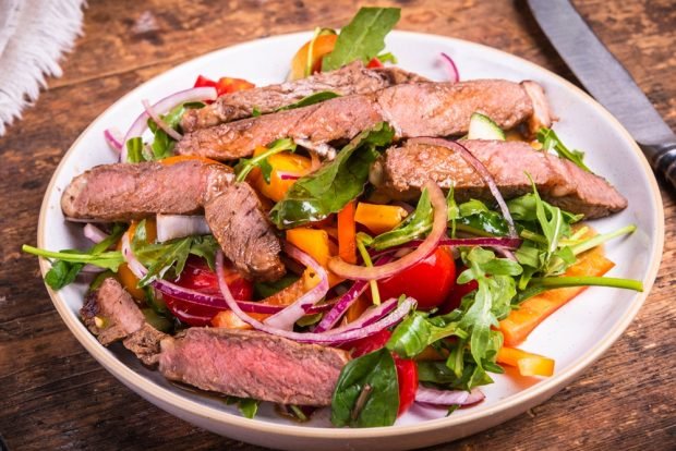 Salad with bell pepper and beef