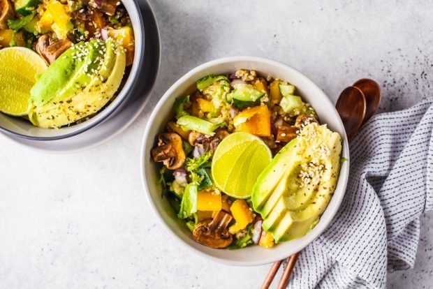 Salad with mushrooms, avocado and quinoa