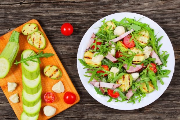 Salad with arugula, ham and zucchini