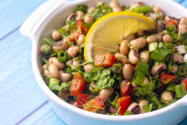 Turkish salad with beans and green onions