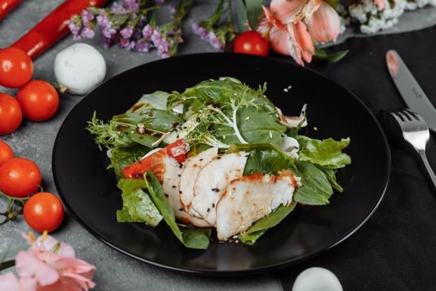 Salad with smoked chicken and herbs