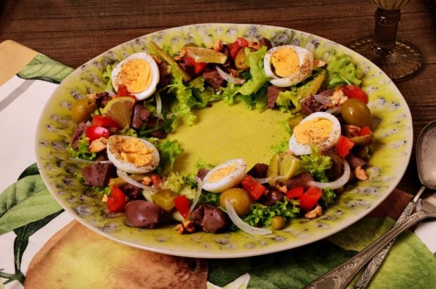 Salad with chicken liver, quail eggs and vegetables