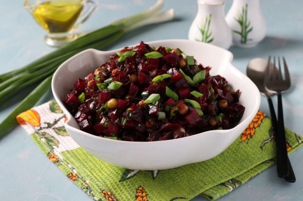 Salad of seaweed, beetroot and green peas 