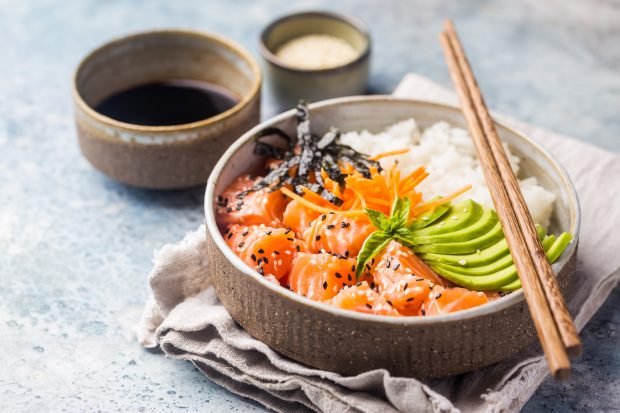 Poke with salmon at home