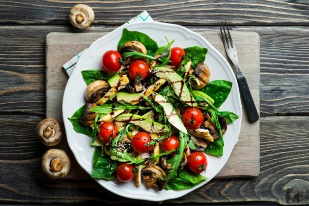 Salad with chicken, avocado and champignons