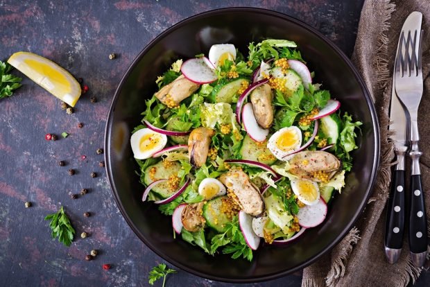 Salad with vegetables and mussels