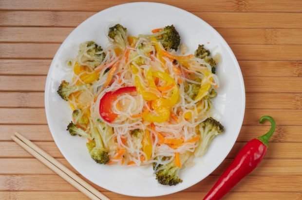 Salad of funchosa and fried vegetables