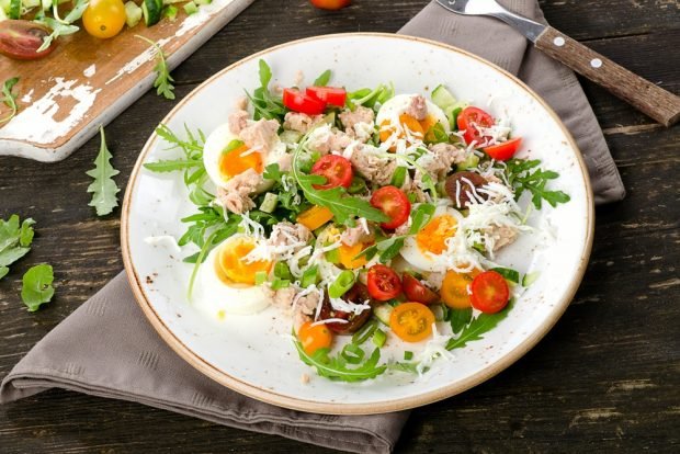 Salad with cod liver, cherry and cheese