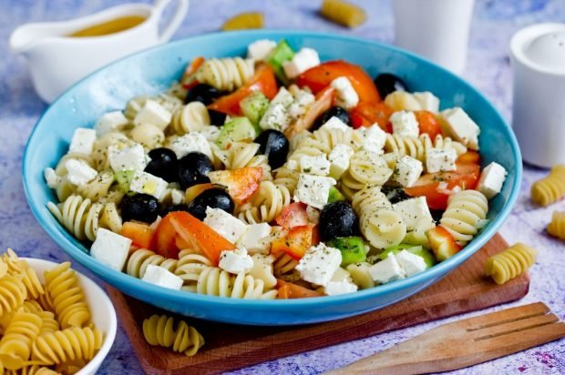 Greek salad with pasta