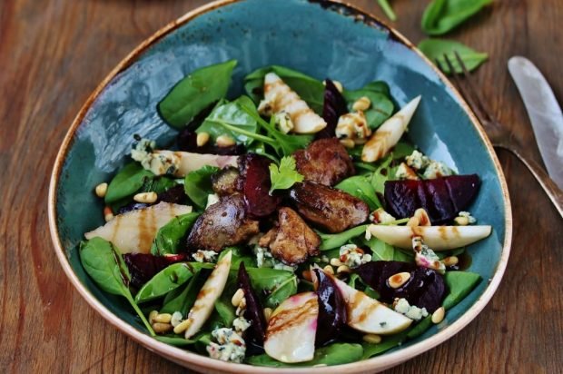 Chicken liver, beetroot, pear and cheese salad