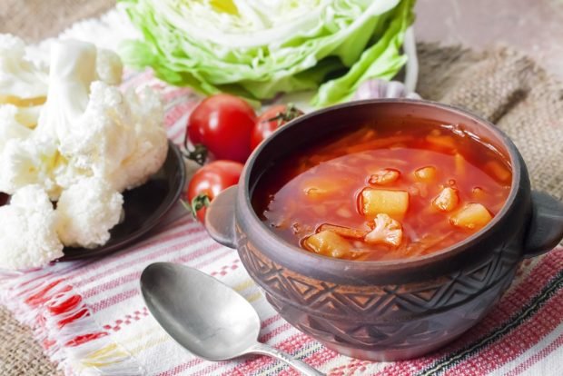 Vegetable soup with cauliflower in pots