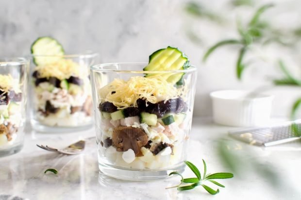 Puff salad with chicken, mushrooms and prunes 