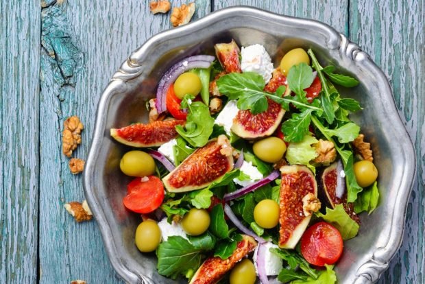 Salad with figs and olives