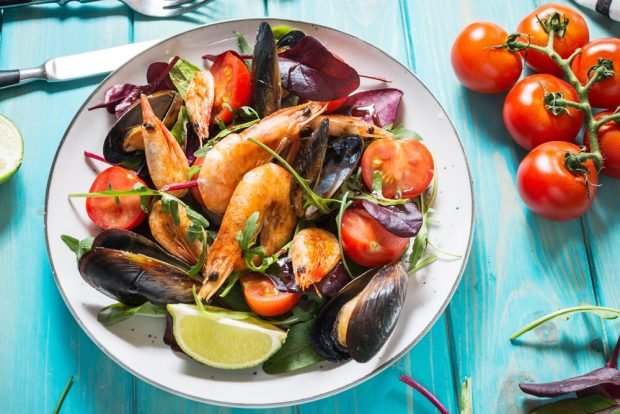 Salad with whole mussels and shrimp