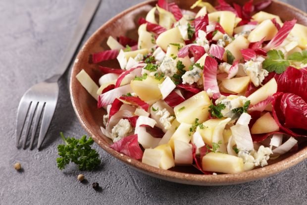 Salad with apples and blue cheese 