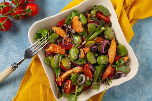 Salad with chicken and beans