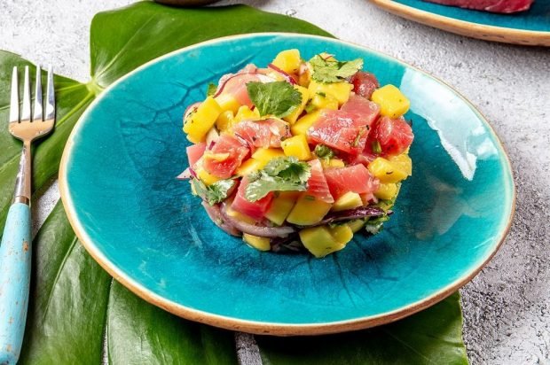 Tuna, mango and onion salad 