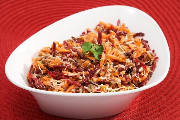 Salad with beetroot, carrot and tuna 