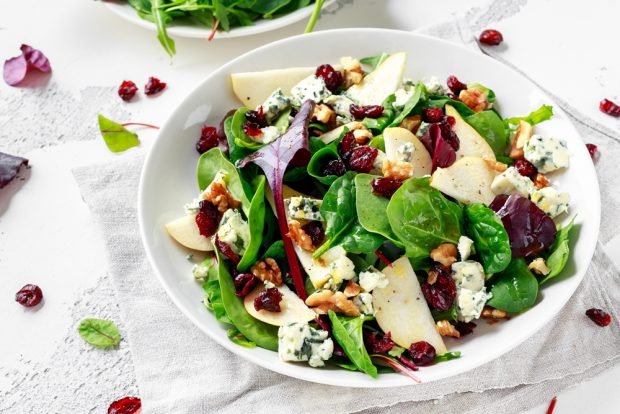 Salad with pears, blue cheese and nuts