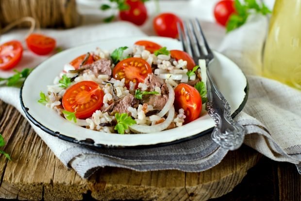 Salad with rice, tomatoes and cod liver