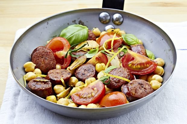 Salad with chickpeas and smoked sausage