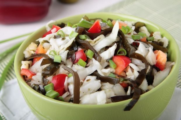 Salad of seaweed and fresh vegetables