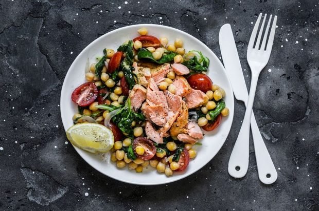 Salad with chickpeas, red fish, spinach and cherry tomatoes – a simple and delicious recipe, how to cook step by step