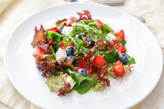 Salad with berries and feta is a simple and delicious recipe, how to cook step by step