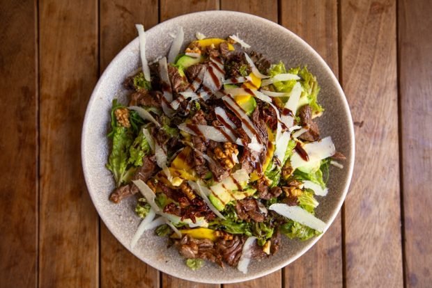 Salad with beef, mango and avocado