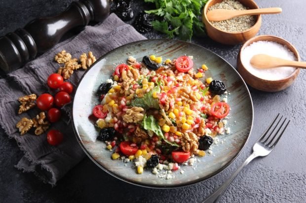 Vegetable salad with prunes, tomatoes and feta 