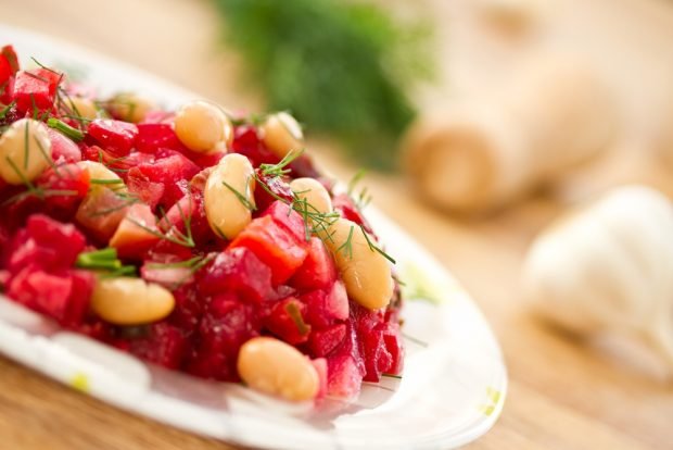 Salad with beetroot and boiled beans