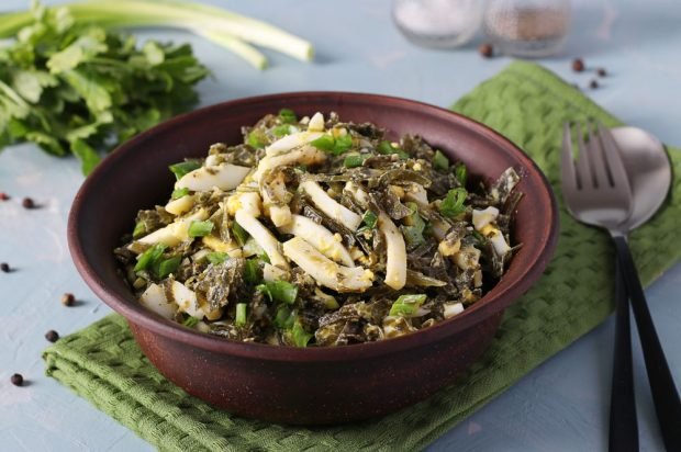 Salad with seaweed, squid and eggs 