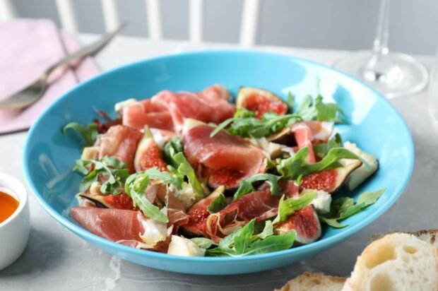 Salad with figs, prosciutto and arugula