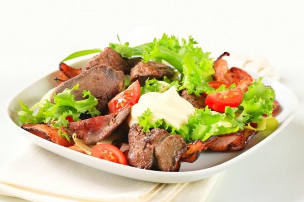 Chicken liver, bacon and cherry tomatoes salad 