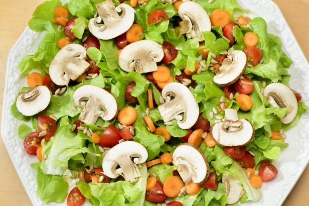 Bright vegetable salad with mushrooms and seeds 