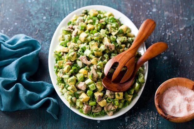 Salad with avocado and fish