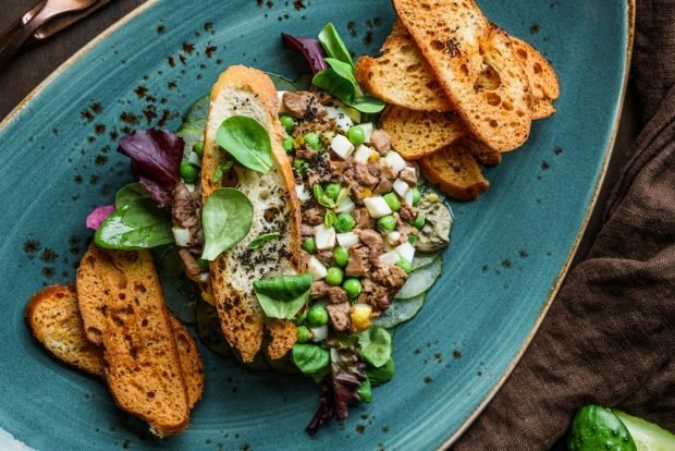 Salad with cod liver and green peas