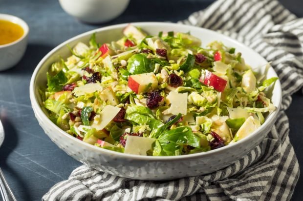 Salad with Peking cabbage, parmesan and apples