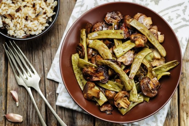 Salad with mushrooms and green peas