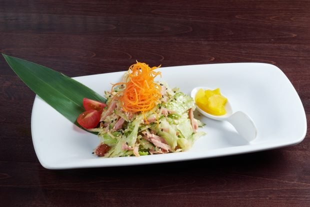 Salad with Peking cabbage, carrots and smoked chicken 