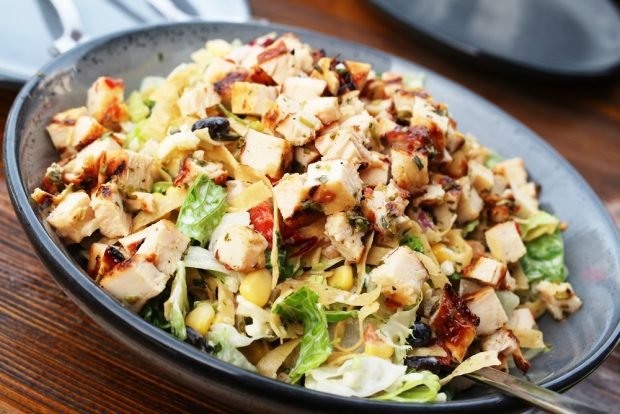 Spicy Mexican salad with smoked chicken