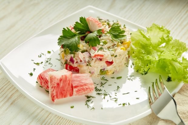 Salad with bell pepper and crab sticks 