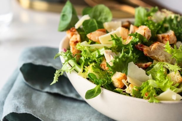 Salad with smoked chicken, crackers and parmesan