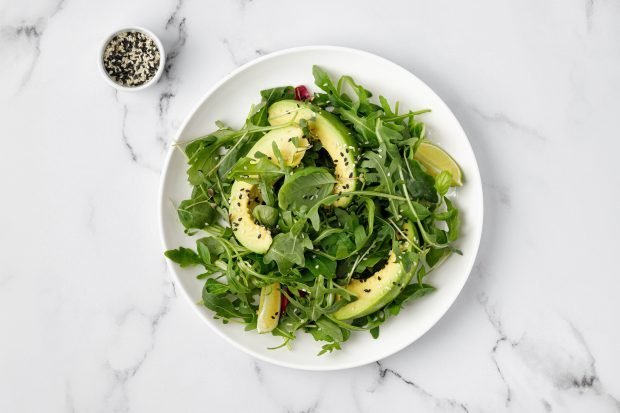 Salad with arugula and avocado