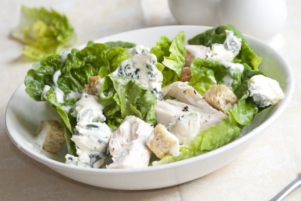 Caesar salad with blue cheese is a simple and delicious recipe, how to cook step by step