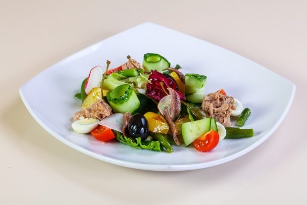 Salad with vegetables, string beans and tuna 