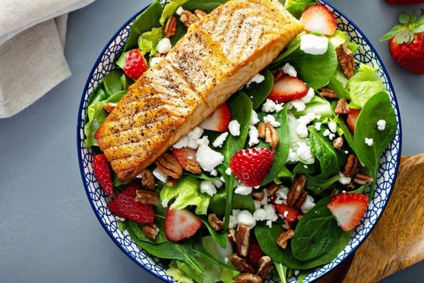 Salad with salmon and strawberries